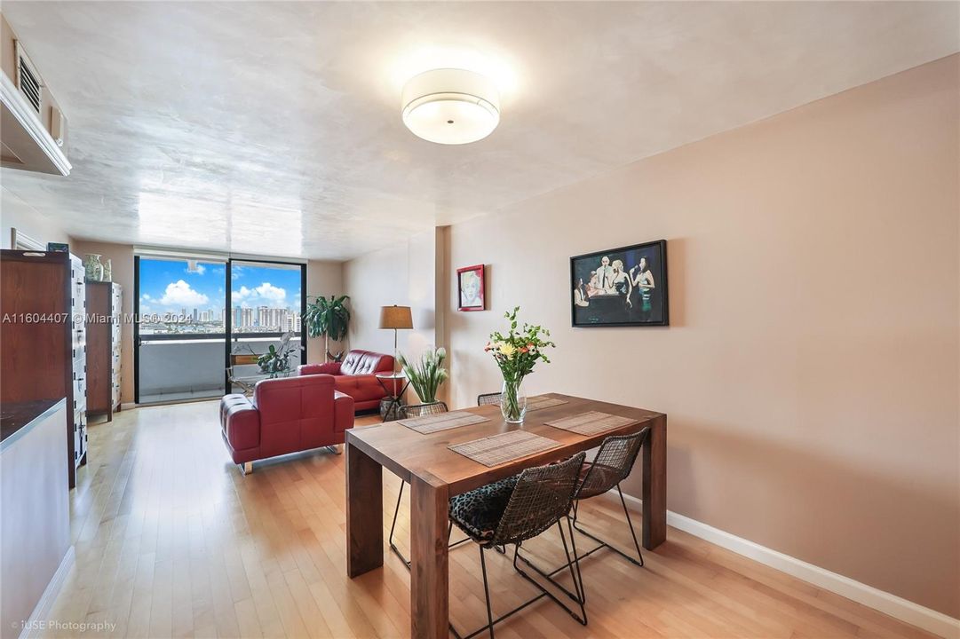 For Sale: $535,000 (2 beds, 2 baths, 960 Square Feet)