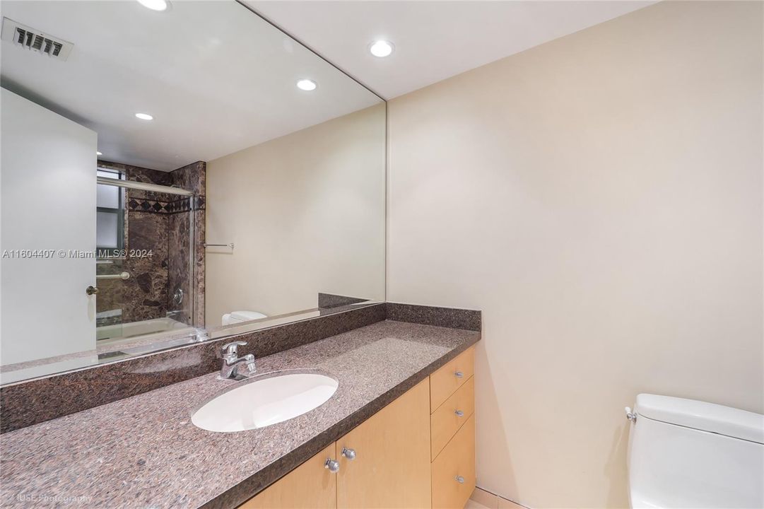 For Sale: $535,000 (2 beds, 2 baths, 960 Square Feet)