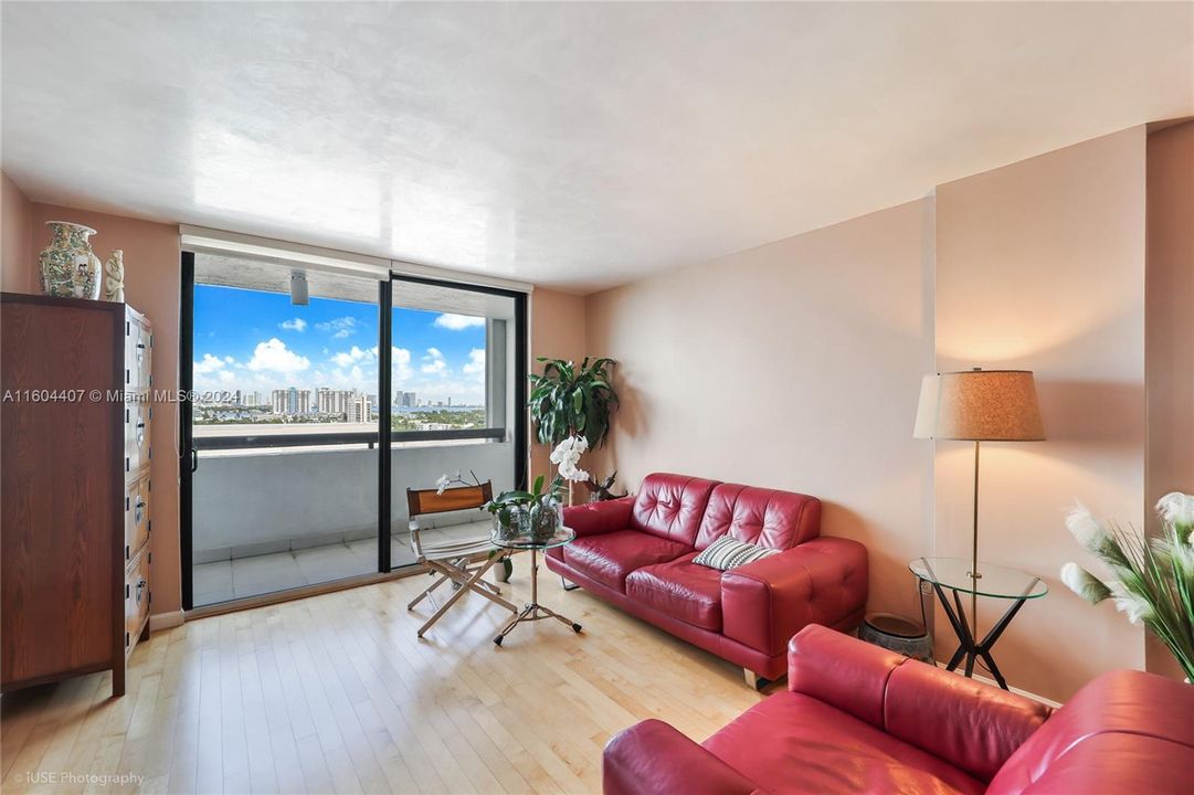 For Sale: $535,000 (2 beds, 2 baths, 960 Square Feet)