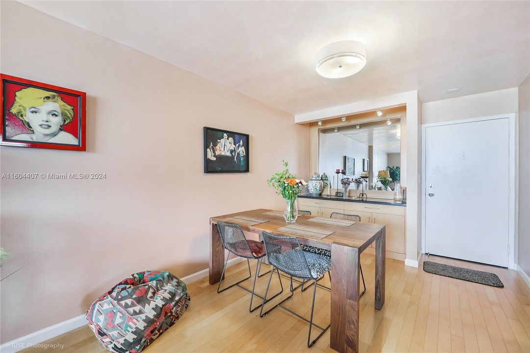 For Sale: $535,000 (2 beds, 2 baths, 960 Square Feet)