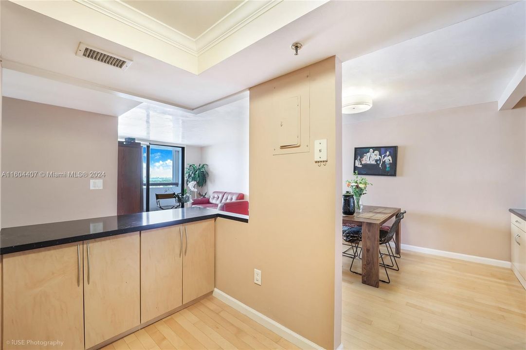 For Sale: $535,000 (2 beds, 2 baths, 960 Square Feet)