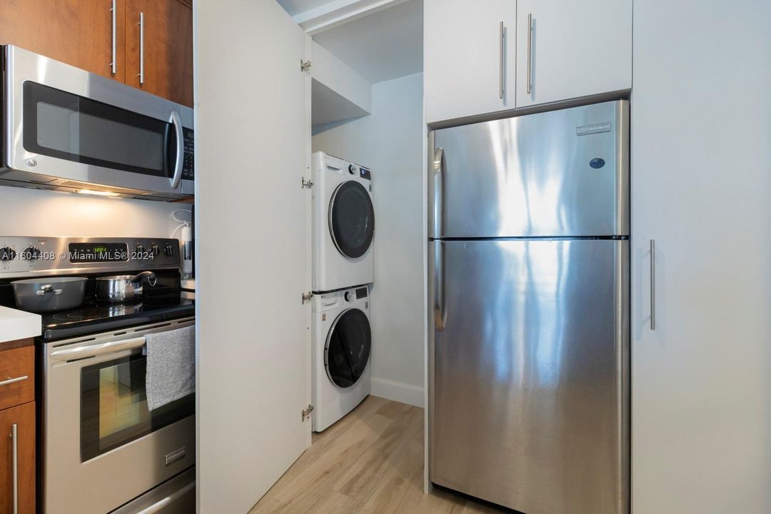 Active With Contract: $595,000 (1 beds, 1 baths, 1005 Square Feet)