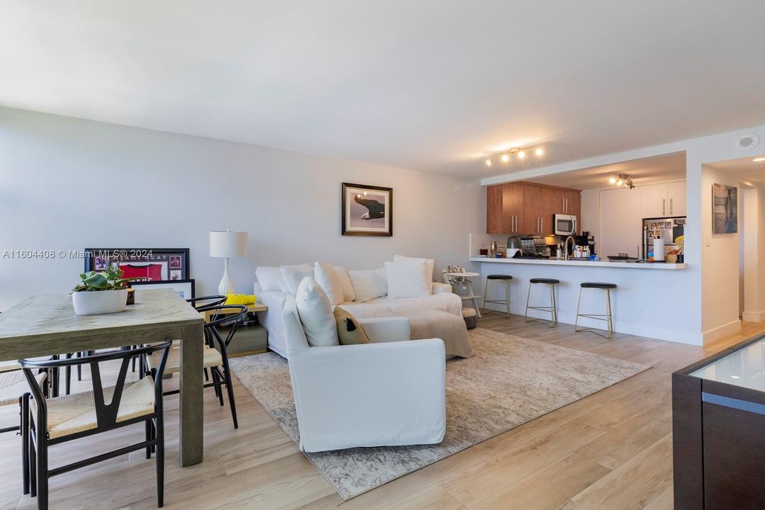 Active With Contract: $595,000 (1 beds, 1 baths, 1005 Square Feet)