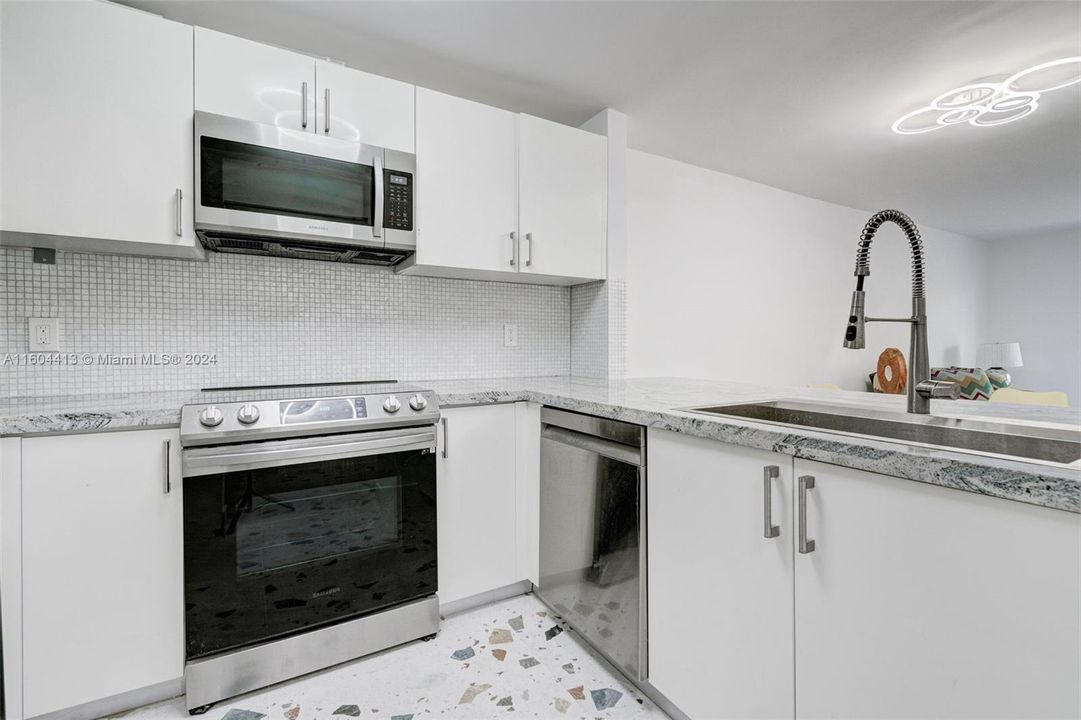 For Sale: $305,000 (1 beds, 1 baths, 750 Square Feet)