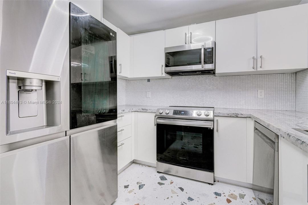 For Sale: $305,000 (1 beds, 1 baths, 750 Square Feet)