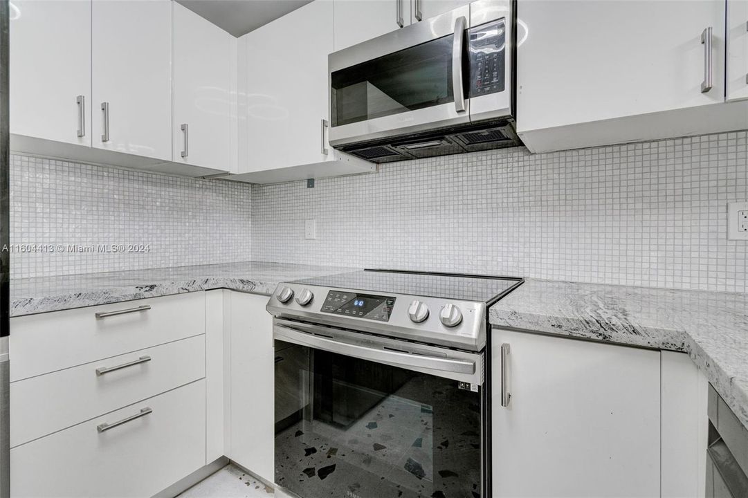 For Sale: $305,000 (1 beds, 1 baths, 750 Square Feet)