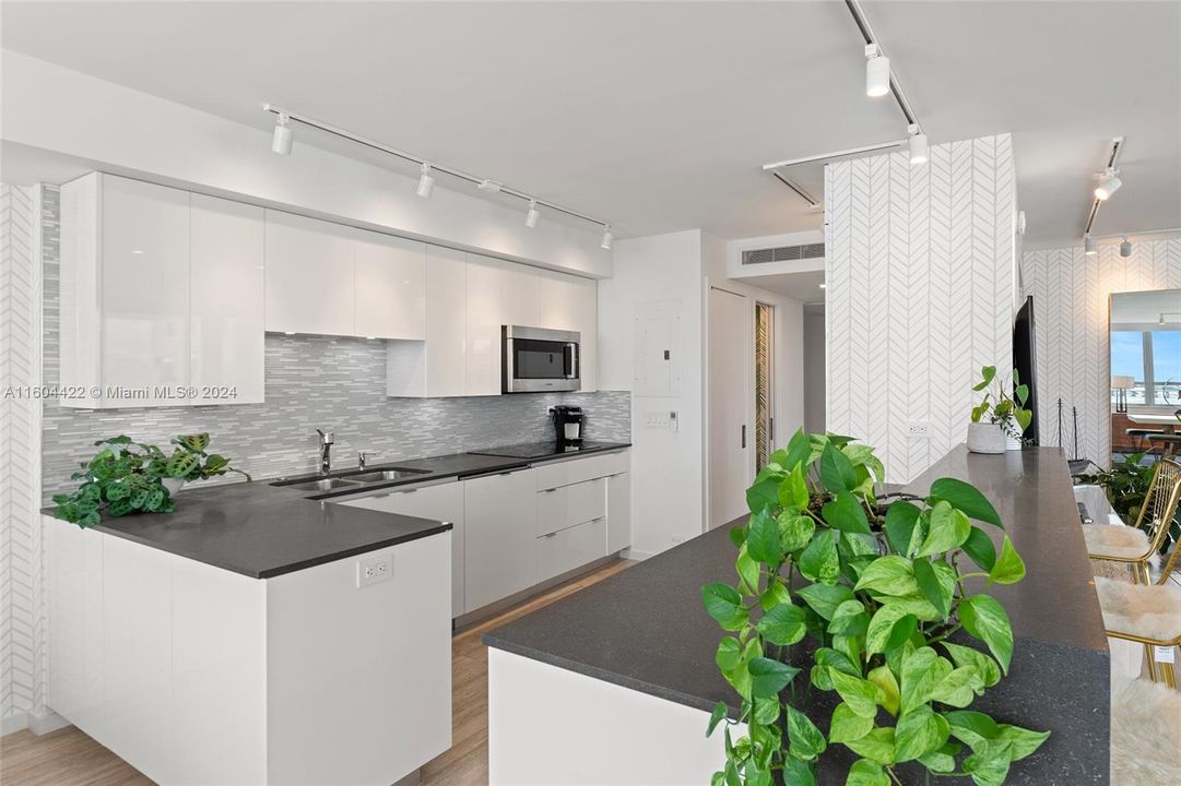 Active With Contract: $1,888,000 (2 beds, 2 baths, 1733 Square Feet)