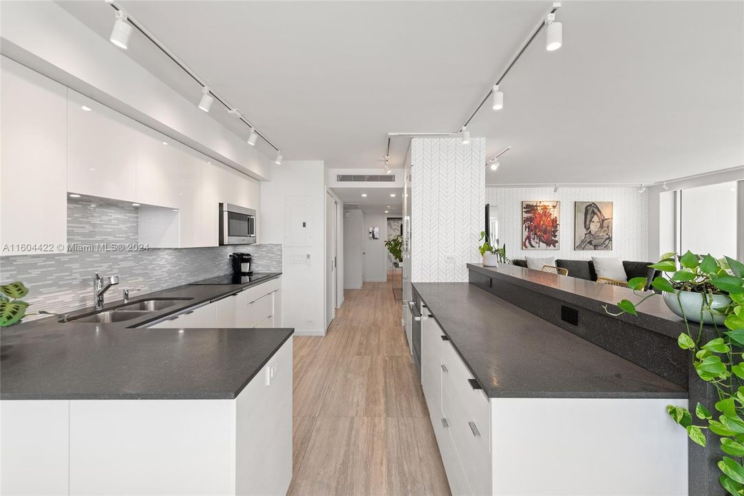 Active With Contract: $1,888,000 (2 beds, 2 baths, 1733 Square Feet)