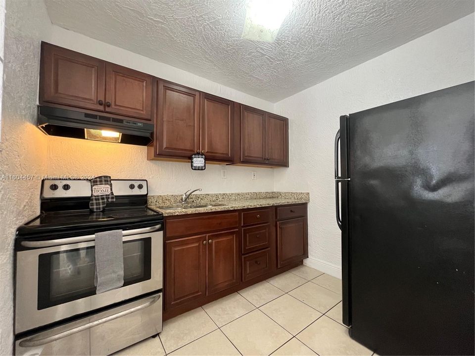 Active With Contract: $1,490 (2 beds, 1 baths, 1914 Square Feet)