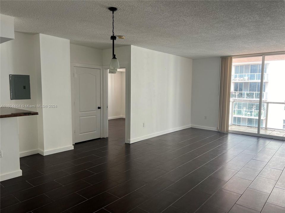 Active With Contract: $2,600 (2 beds, 2 baths, 979 Square Feet)