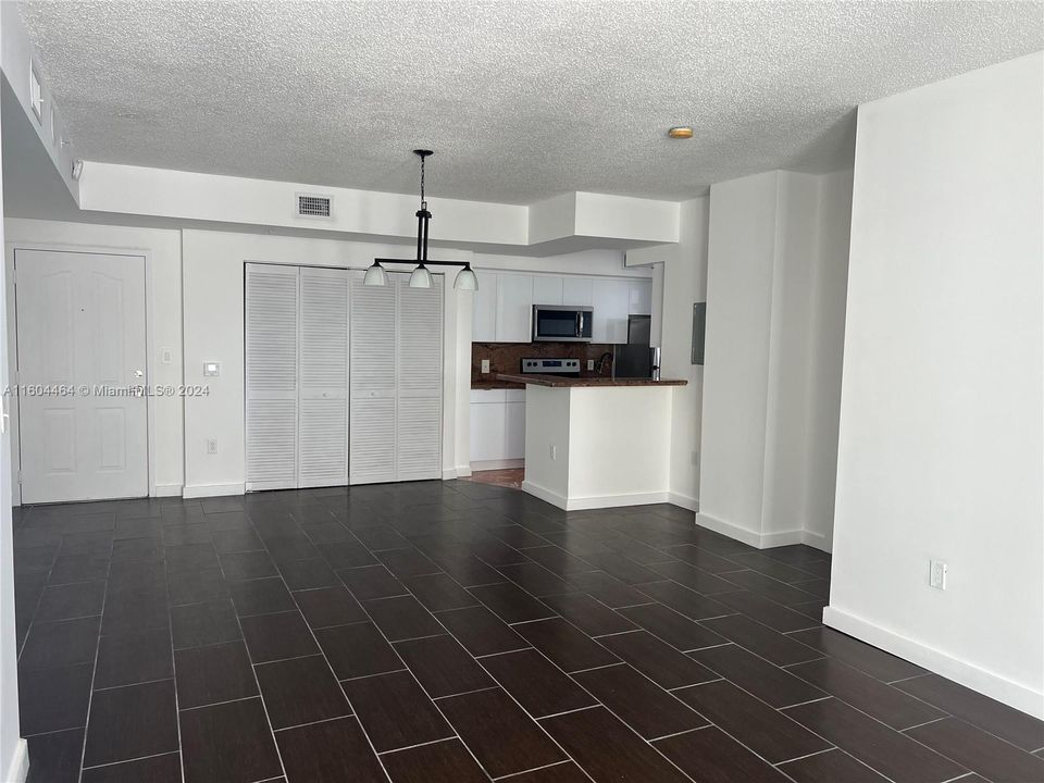 Active With Contract: $2,600 (2 beds, 2 baths, 979 Square Feet)