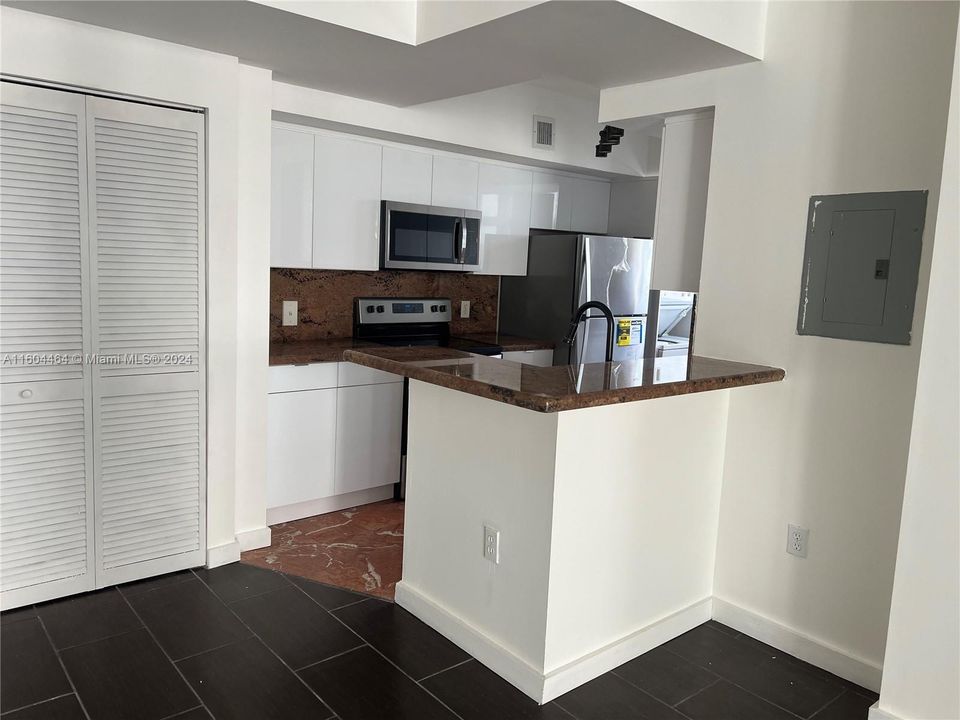 Active With Contract: $2,600 (2 beds, 2 baths, 979 Square Feet)