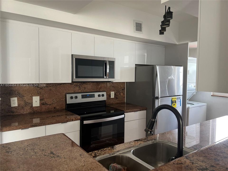 Active With Contract: $2,600 (2 beds, 2 baths, 979 Square Feet)