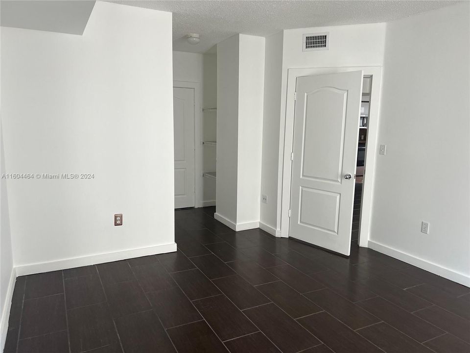 Active With Contract: $2,600 (2 beds, 2 baths, 979 Square Feet)