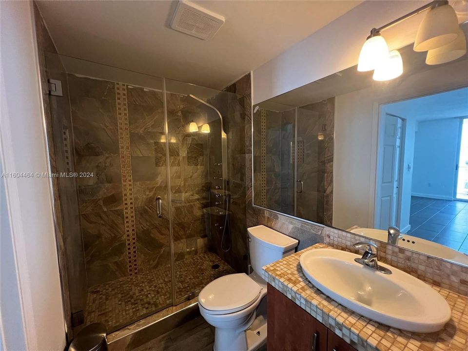 Active With Contract: $2,600 (2 beds, 2 baths, 979 Square Feet)