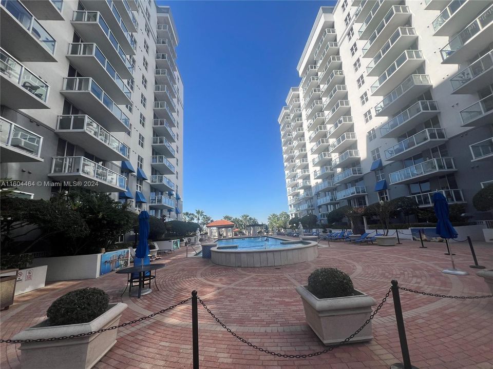 Active With Contract: $2,600 (2 beds, 2 baths, 979 Square Feet)