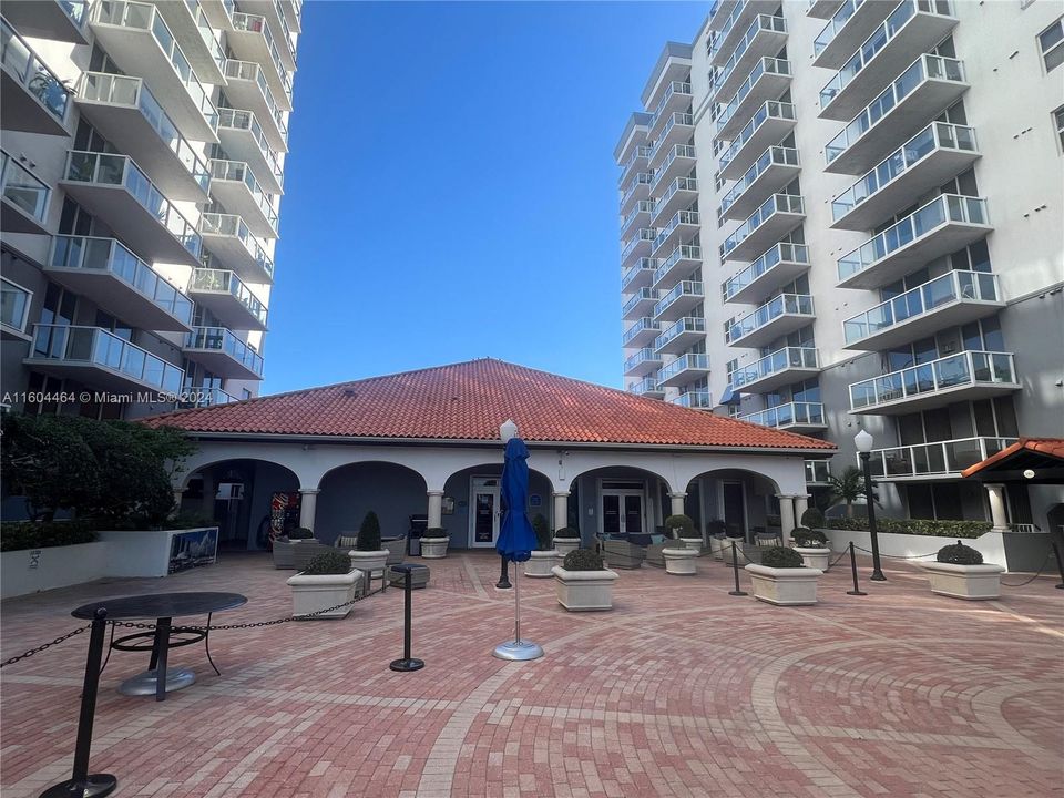 Active With Contract: $2,600 (2 beds, 2 baths, 979 Square Feet)