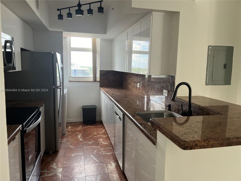 Active With Contract: $2,600 (2 beds, 2 baths, 979 Square Feet)