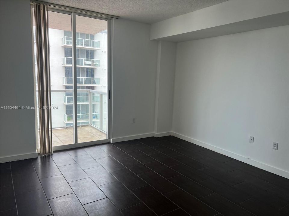 Active With Contract: $2,600 (2 beds, 2 baths, 979 Square Feet)