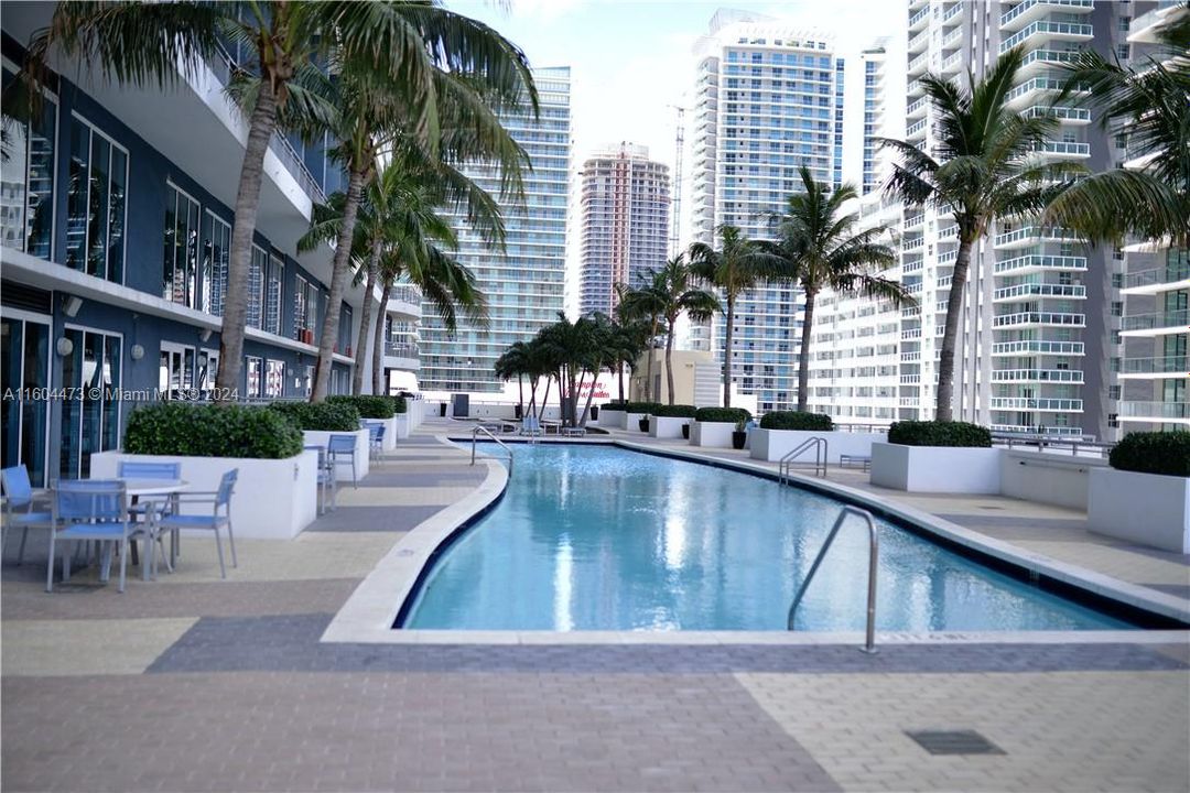 Active With Contract: $2,900 (1 beds, 1 baths, 672 Square Feet)