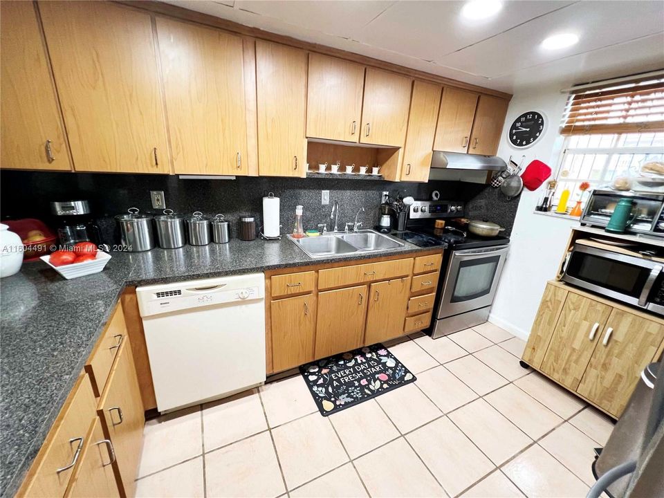 For Sale: $429,000 (2 beds, 1 baths, 1278 Square Feet)