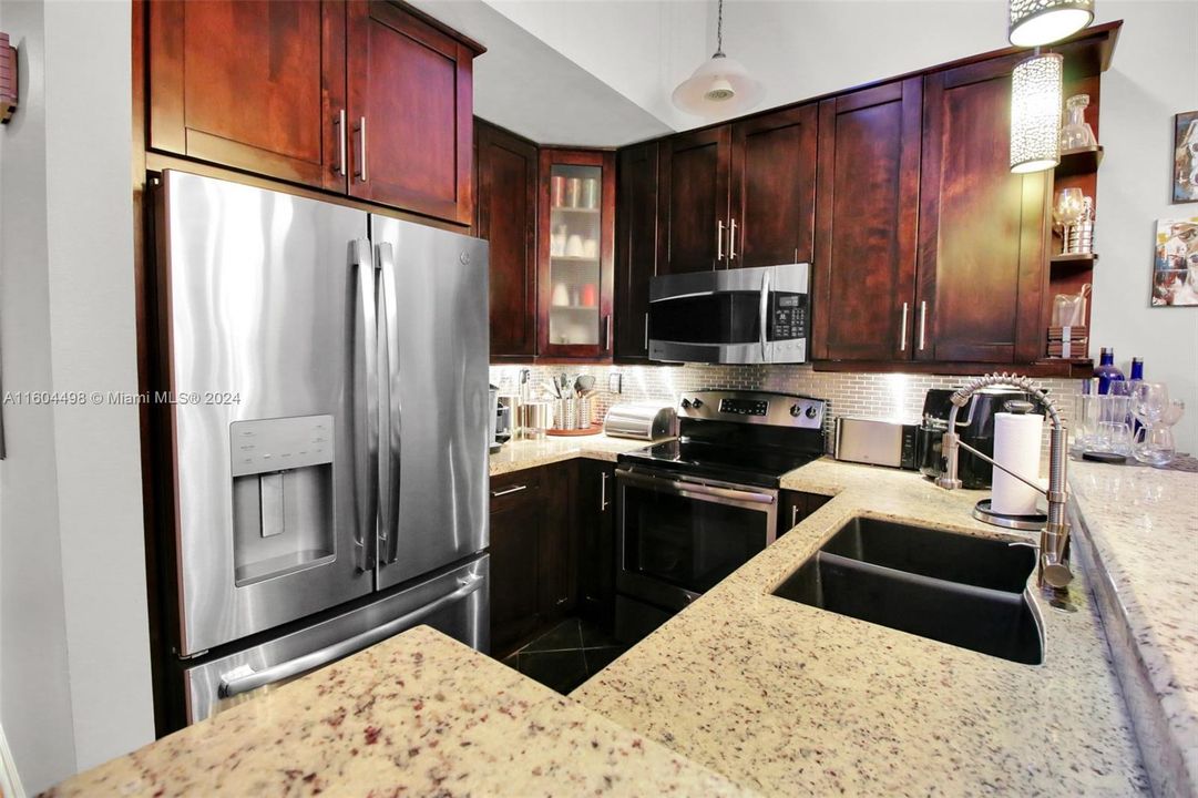 For Sale: $489,900 (2 beds, 2 baths, 915 Square Feet)