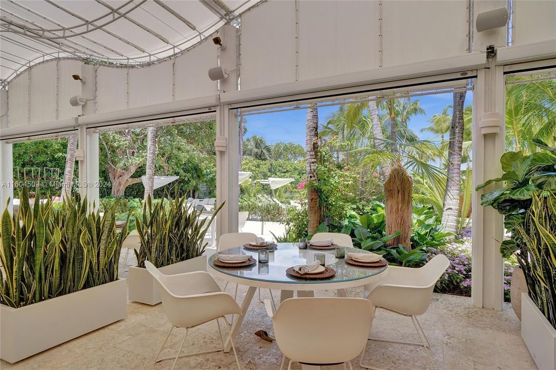 Recently Sold: $3,950,000 (3 beds, 3 baths, 2190 Square Feet)