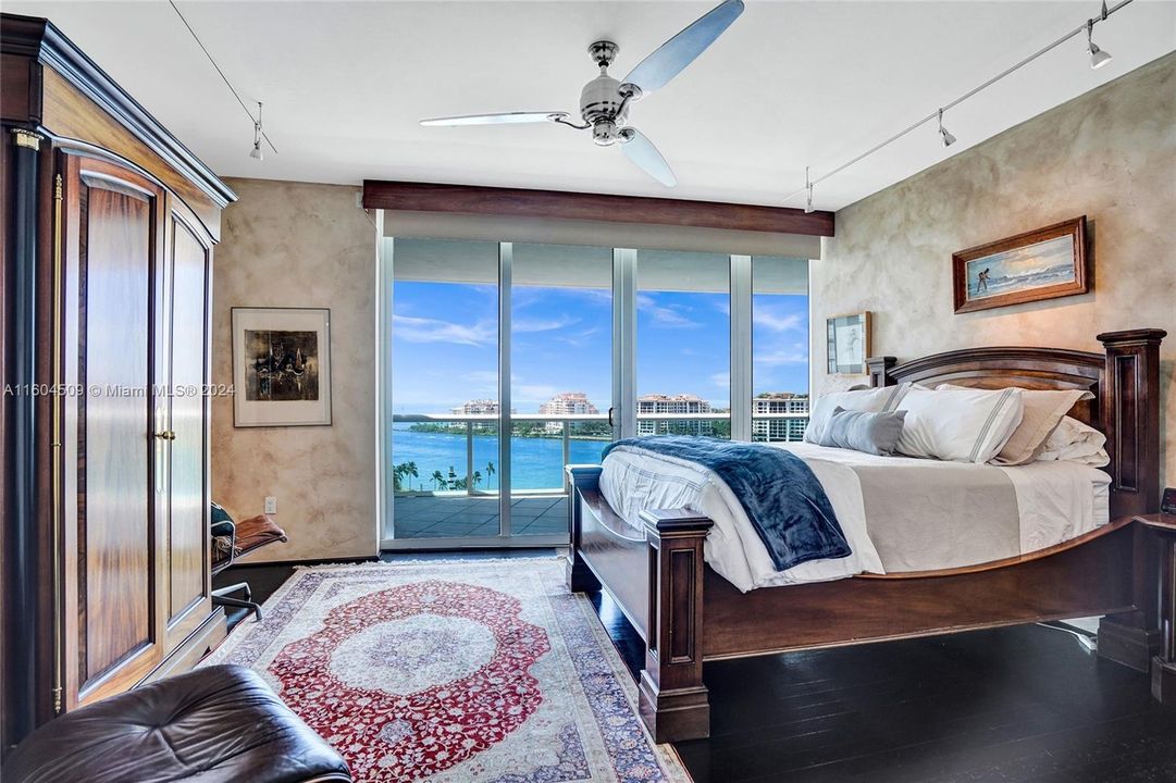 Recently Sold: $3,950,000 (3 beds, 3 baths, 2190 Square Feet)