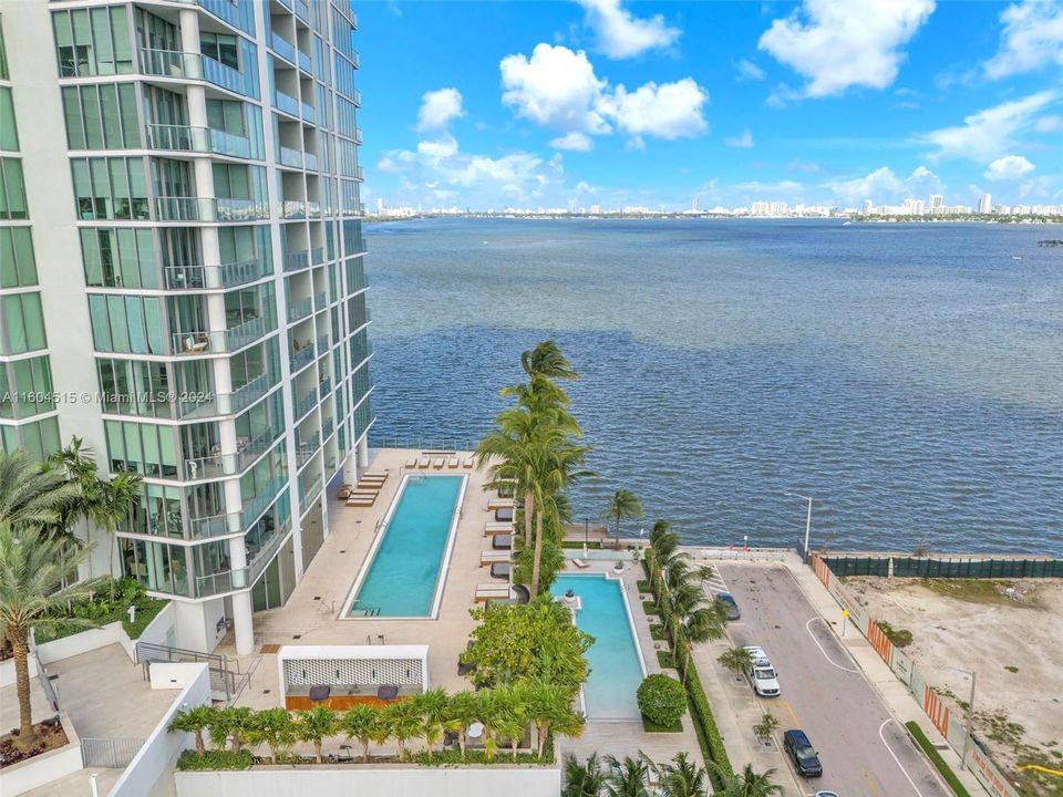 For Sale: $799,000 (2 beds, 2 baths, 912 Square Feet)