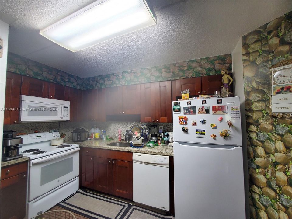 For Sale: $210,000 (1 beds, 1 baths, 749 Square Feet)