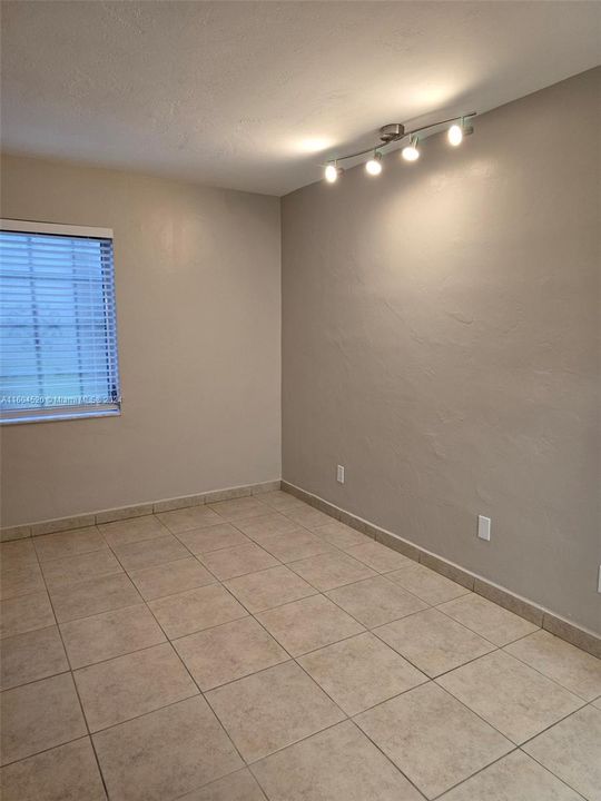 For Rent: $1,950 (1 beds, 1 baths, 560 Square Feet)