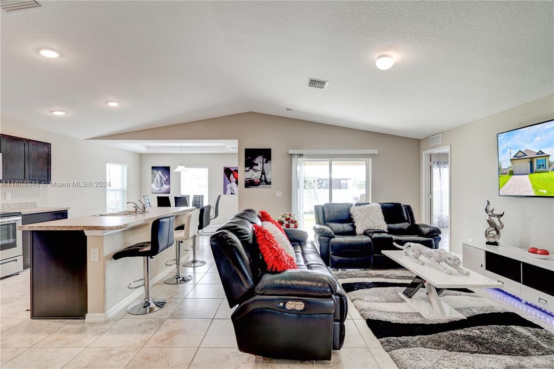 For Sale: $347,501 (2 beds, 2 baths, 1551 Square Feet)