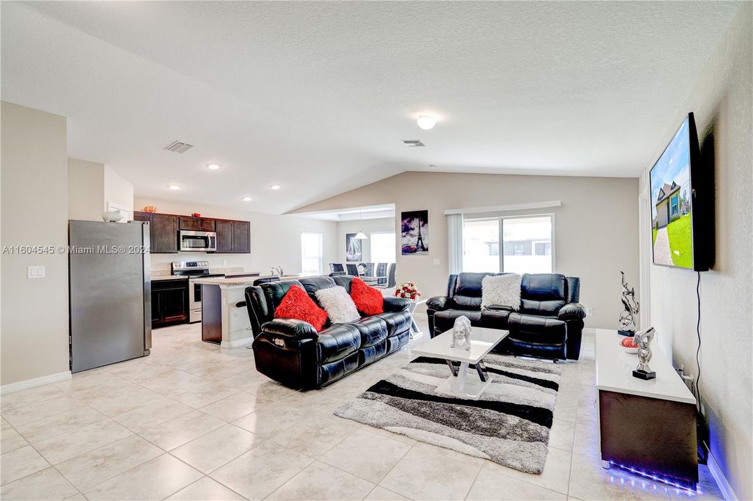 For Sale: $347,501 (2 beds, 2 baths, 1551 Square Feet)