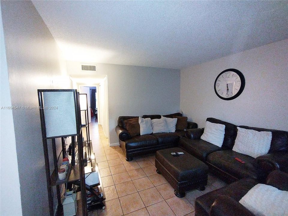 For Rent: $2,750 (3 beds, 2 baths, 1060 Square Feet)