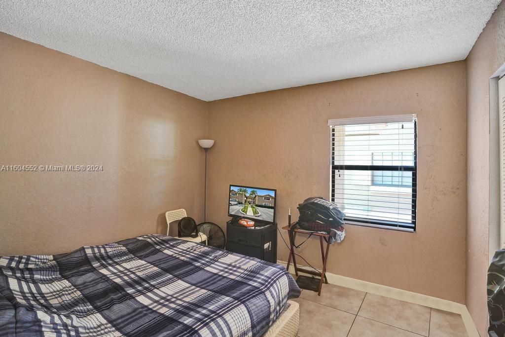 For Sale: $225,000 (2 beds, 2 baths, 820 Square Feet)