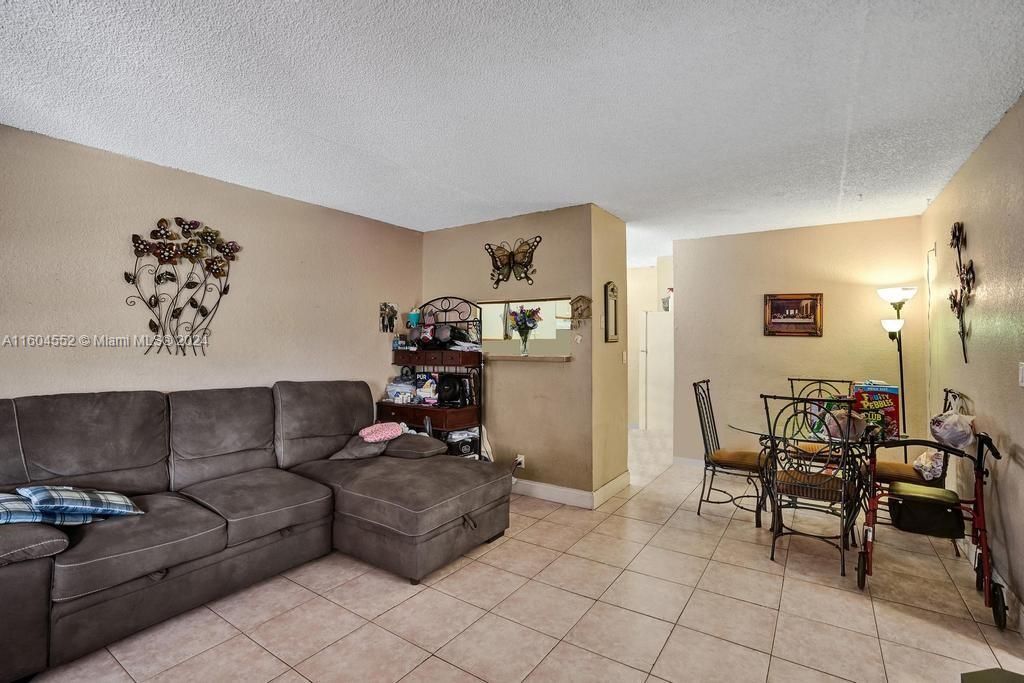 For Sale: $225,000 (2 beds, 2 baths, 820 Square Feet)