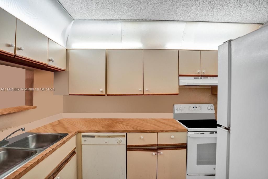 For Sale: $225,000 (2 beds, 2 baths, 820 Square Feet)