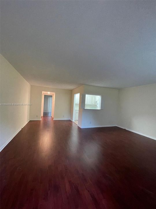 For Sale: $97,000 (1 beds, 1 baths, 720 Square Feet)