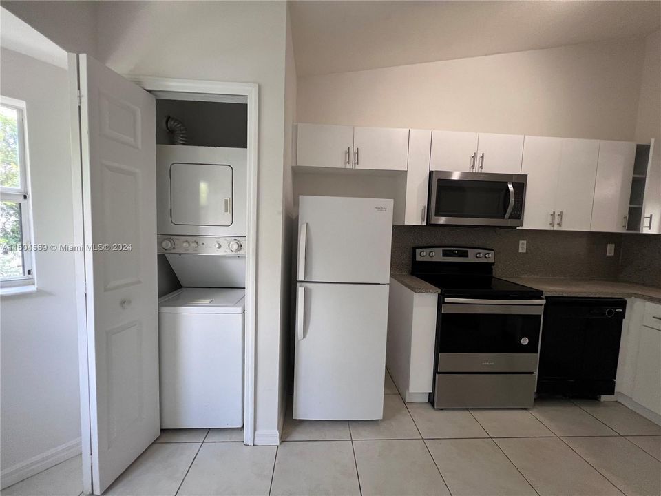 Active With Contract: $1,800 (2 beds, 2 baths, 815 Square Feet)