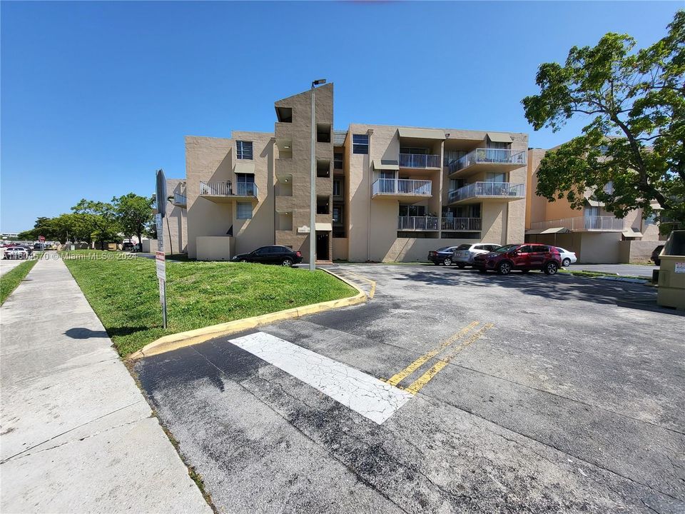 Active With Contract: $2,100 (2 beds, 1 baths, 930 Square Feet)