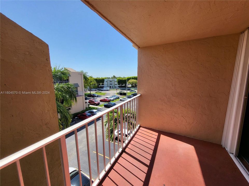 Active With Contract: $2,100 (2 beds, 1 baths, 930 Square Feet)