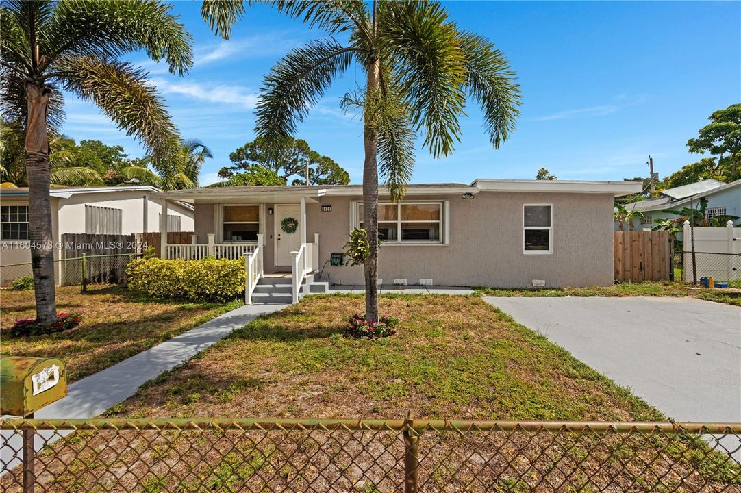 Active With Contract: $499,900 (3 beds, 2 baths, 1470 Square Feet)