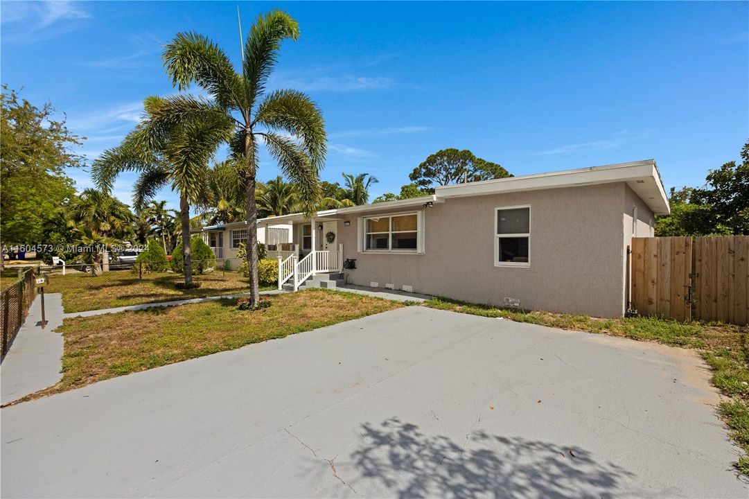 Active With Contract: $499,900 (3 beds, 2 baths, 1470 Square Feet)