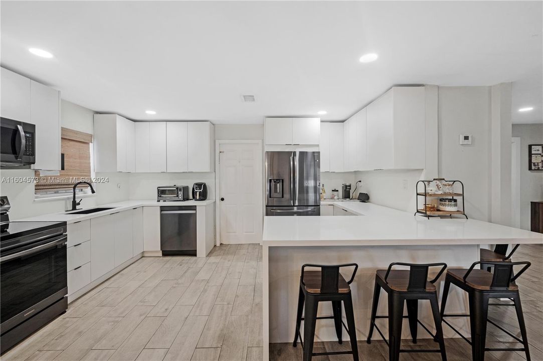 Active With Contract: $499,900 (3 beds, 2 baths, 1470 Square Feet)