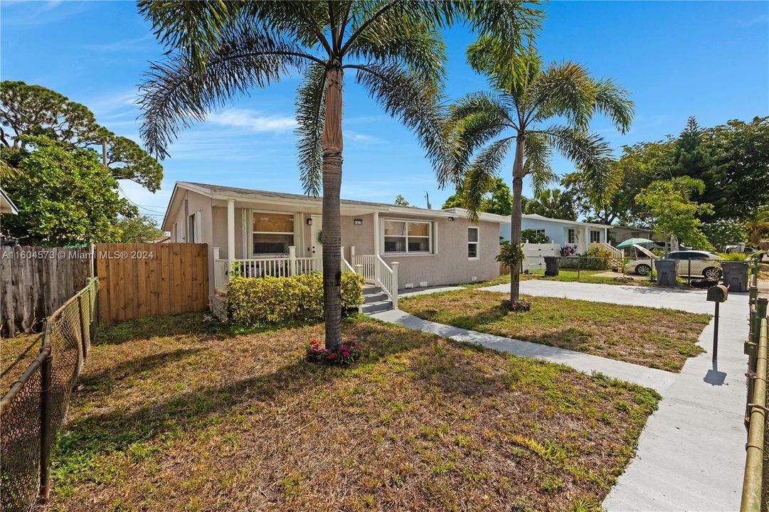 Active With Contract: $499,900 (3 beds, 2 baths, 1470 Square Feet)