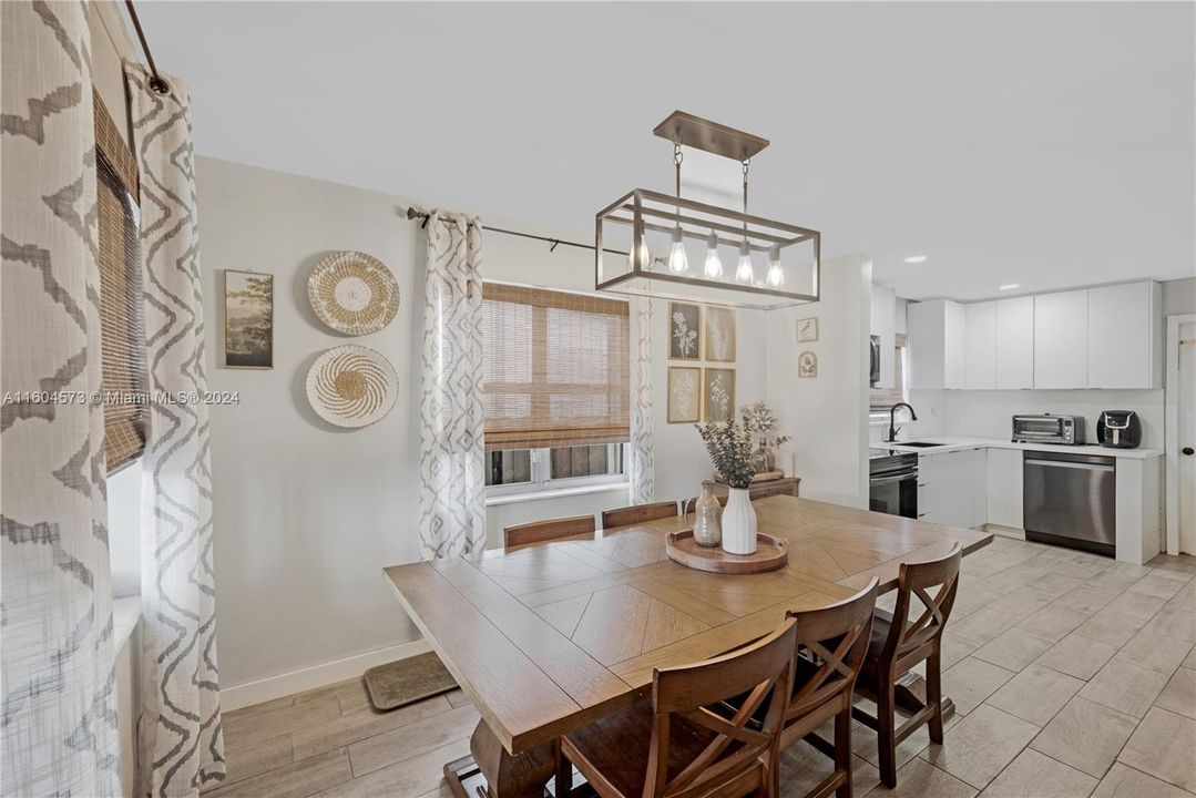 Active With Contract: $499,900 (3 beds, 2 baths, 1470 Square Feet)