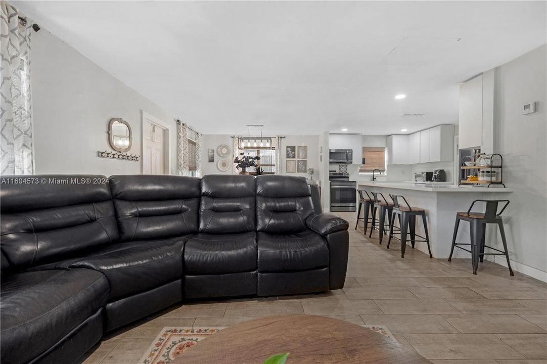 Active With Contract: $499,900 (3 beds, 2 baths, 1470 Square Feet)