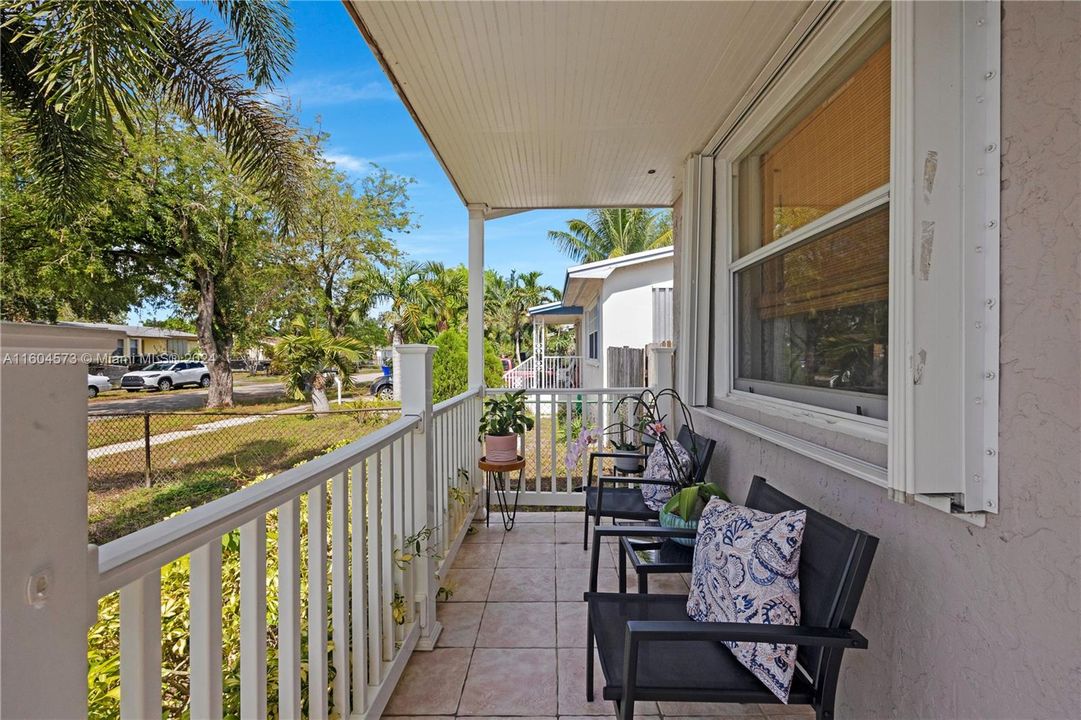Active With Contract: $499,900 (3 beds, 2 baths, 1470 Square Feet)