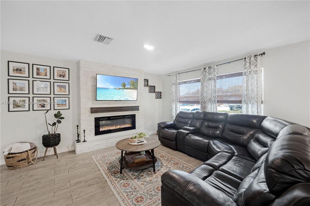 Active With Contract: $499,900 (3 beds, 2 baths, 1470 Square Feet)
