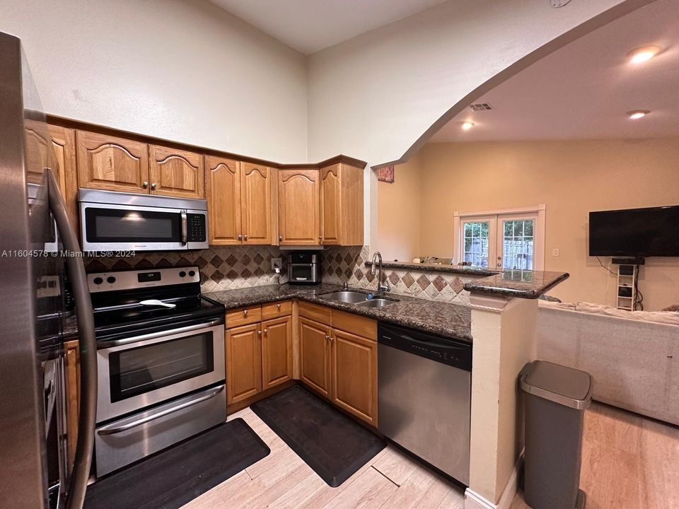Active With Contract: $3,150 (3 beds, 2 baths, 1116 Square Feet)